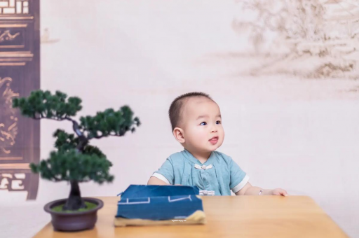 沁阳怀孕肚子中间凹两边凸